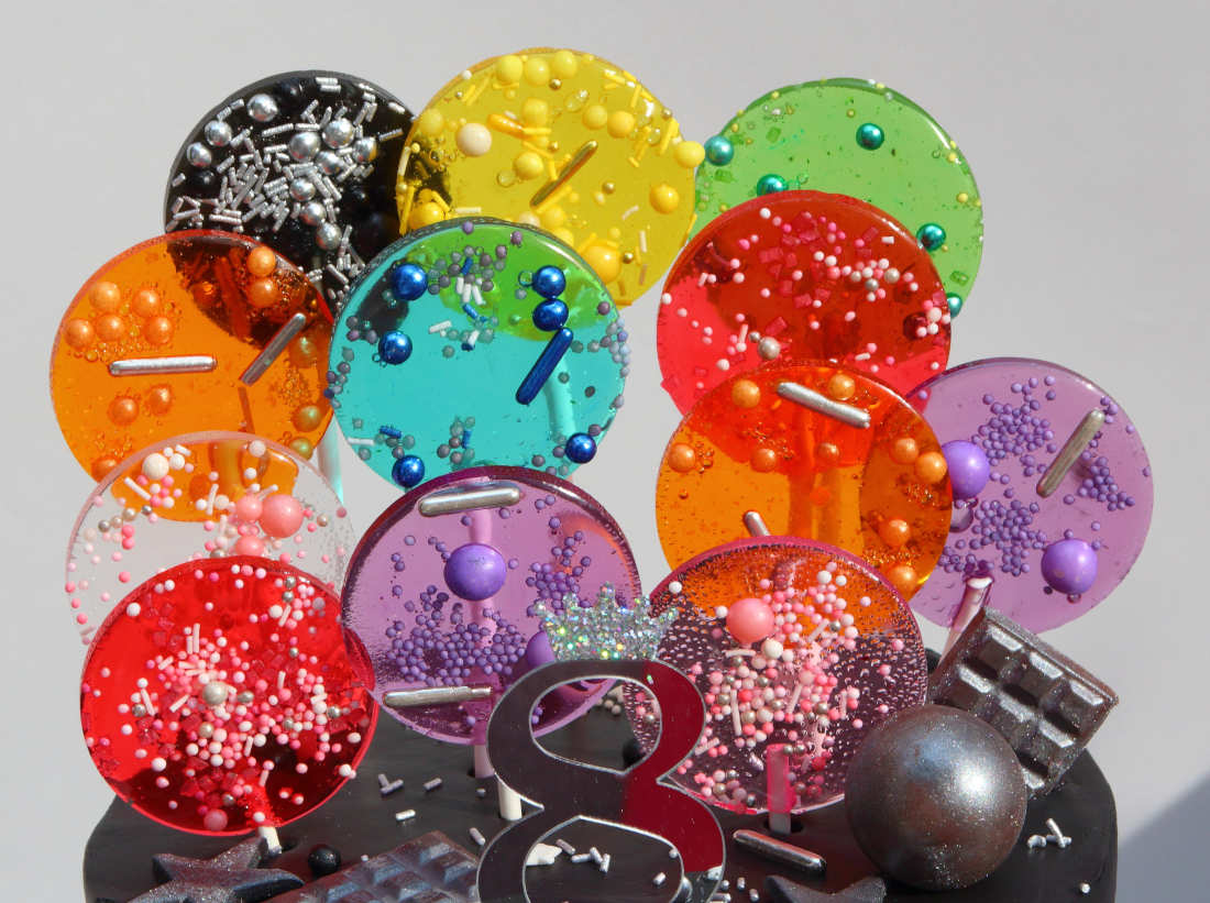 Леденцы с кондитерскими украшениями в форме шариков