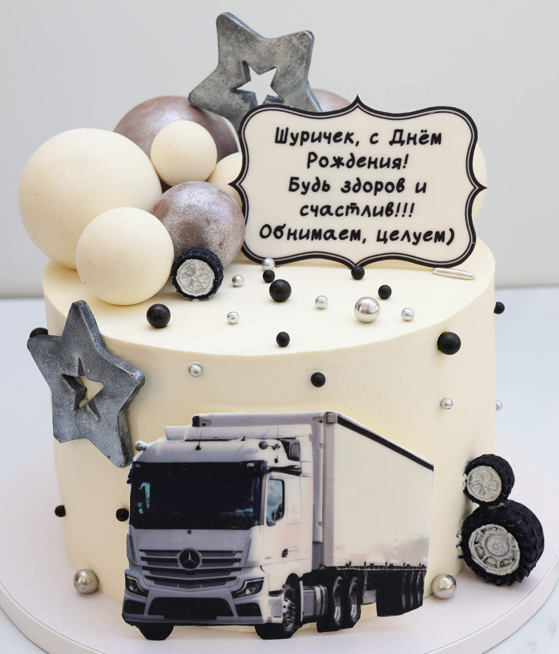 Sveikinimas su gimtadieniu ant torto Mercedes