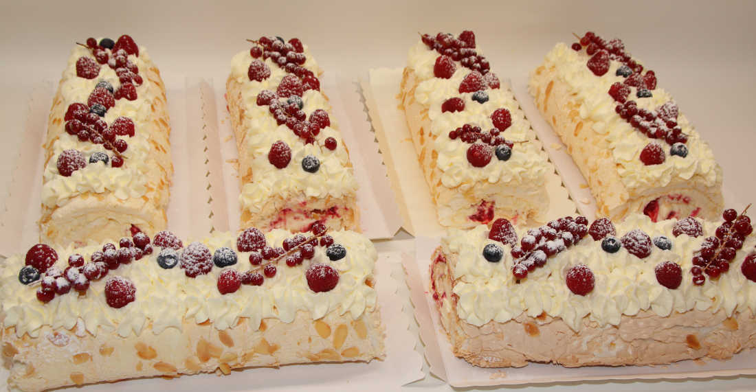 Меренговый рулет с ягодами и сахарной пудрой