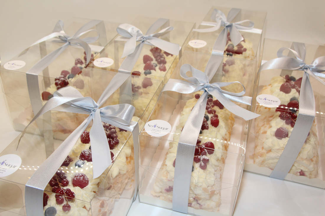 Меренговый рулет в подарочной упаковке для праздников и дней рождения