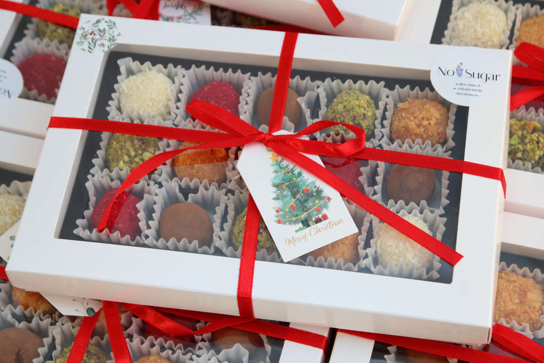 Новогодние и рождественское украшение коробки конфет - трюфели