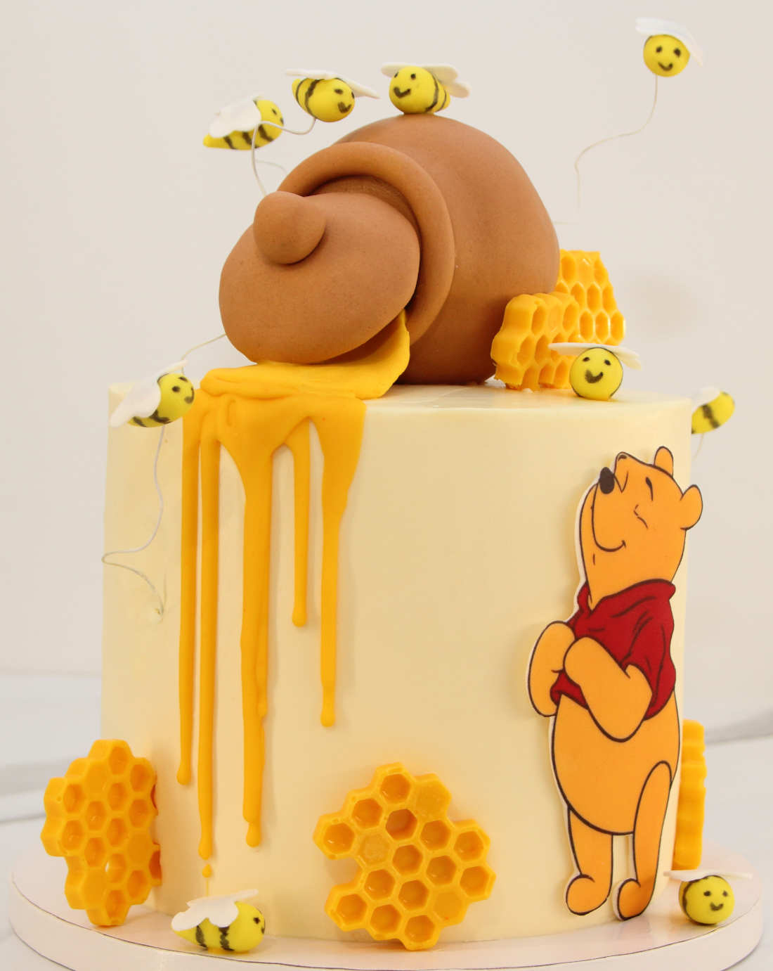 Winnie the Pooh cake and the honey pot