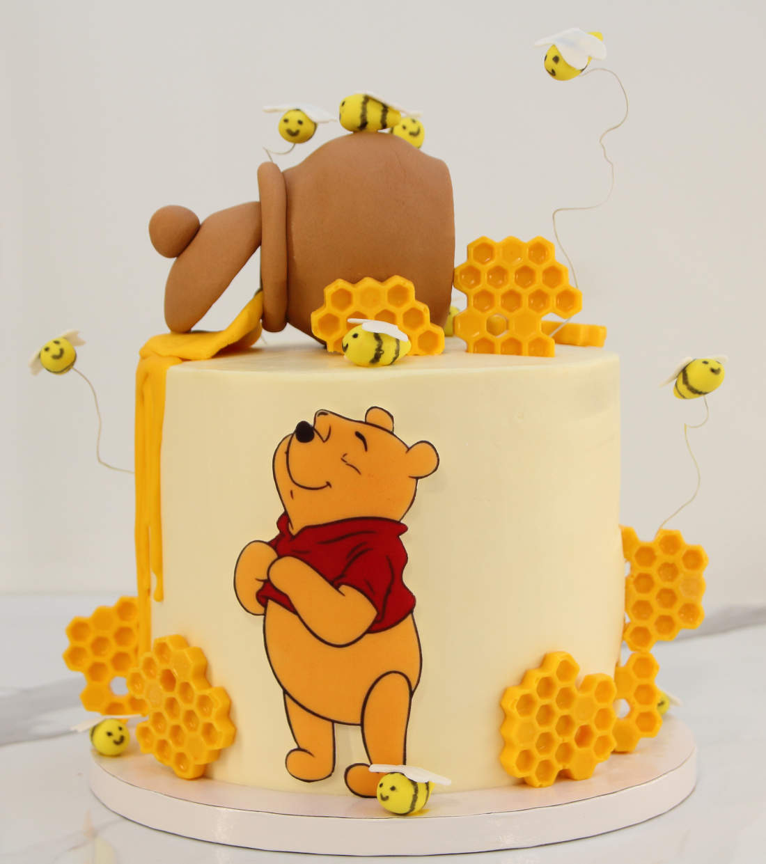 Šokoladinis medaus tortas su Mikiu Pūkuotuku ir koriais