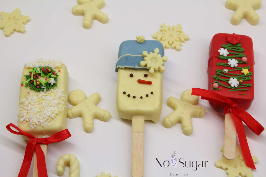 Рождественский венок, снеговик и елка на эскимо