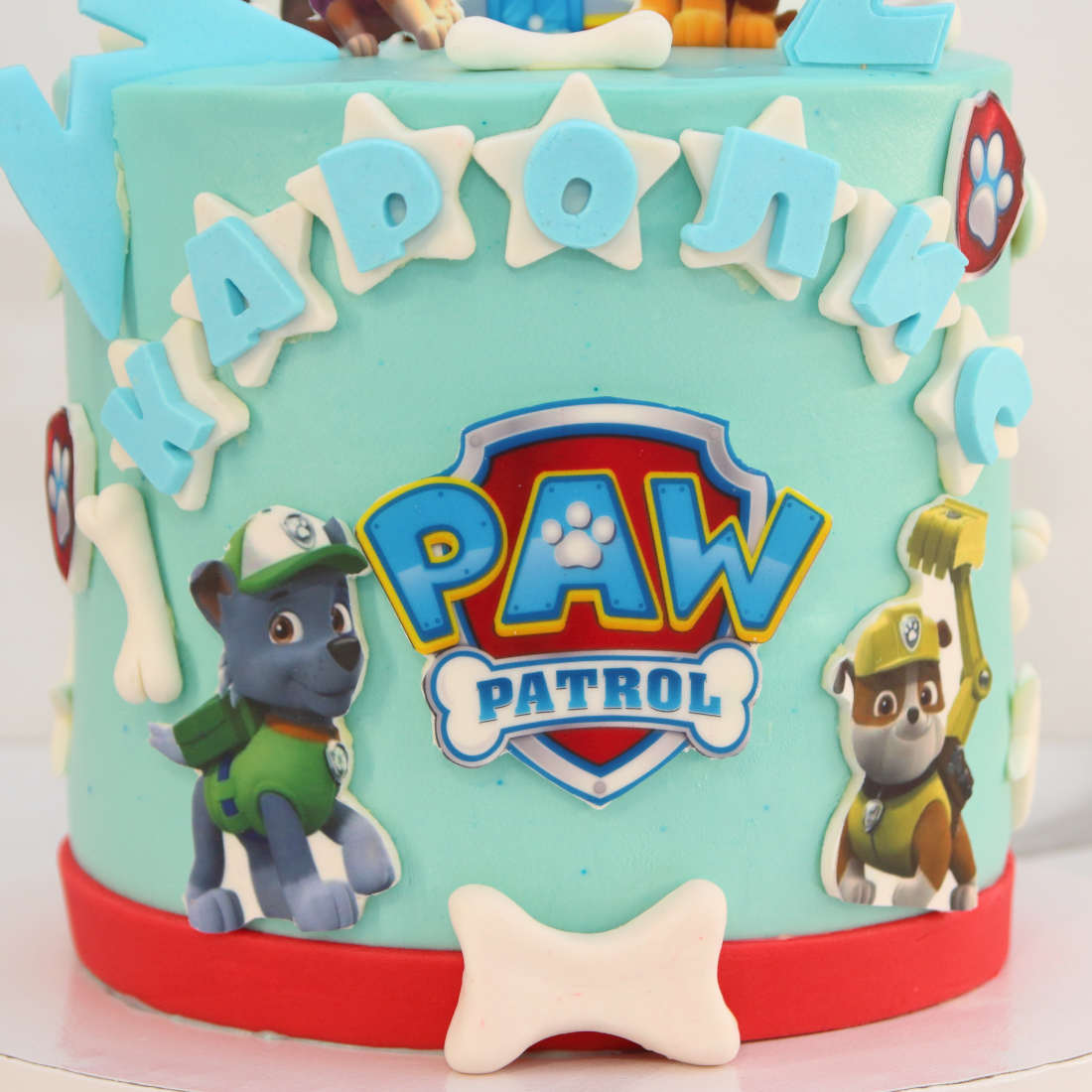 Имя мальчика на торте для дня рождения