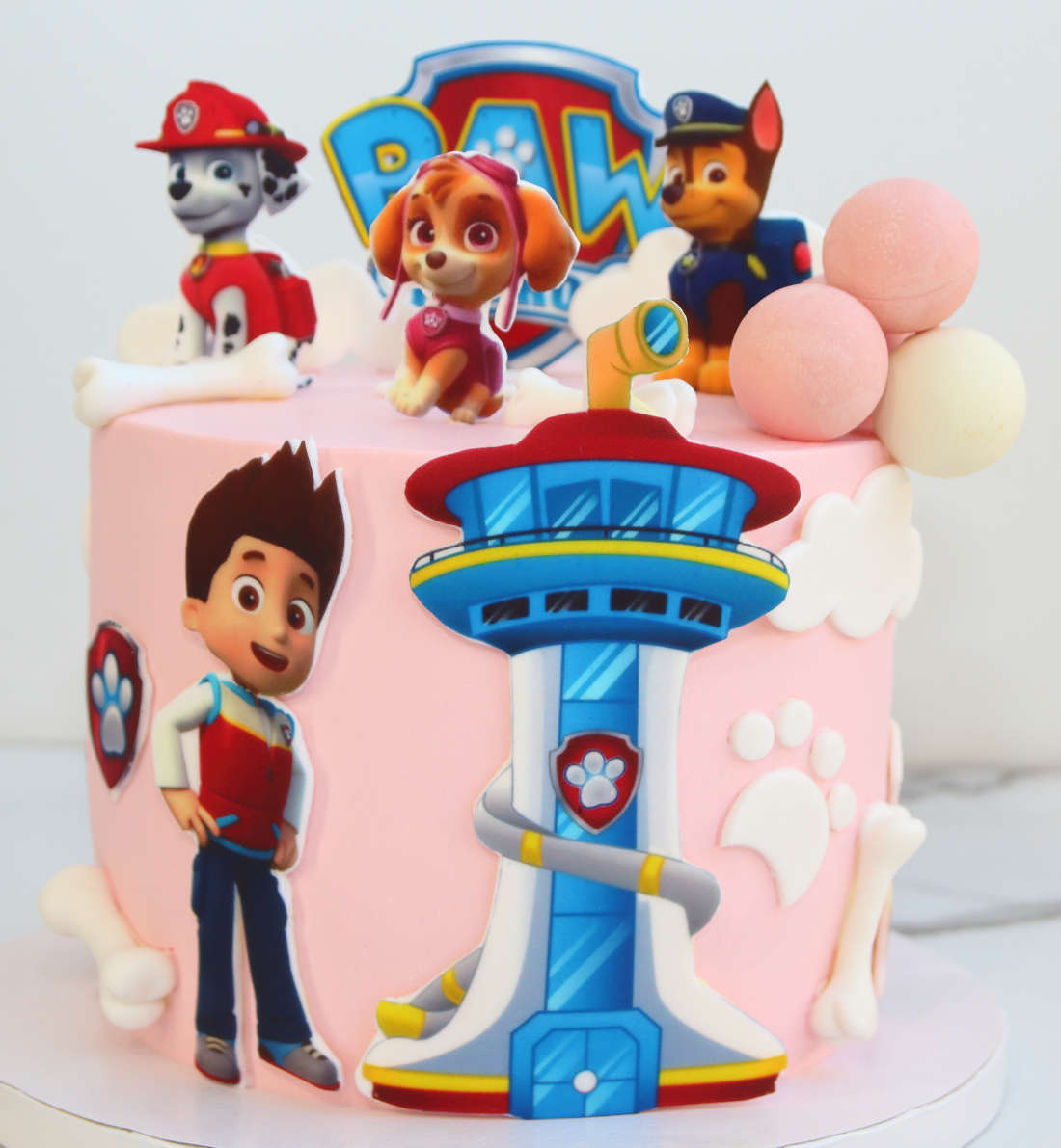 Райдер и башня Щенячьего патруля на торте