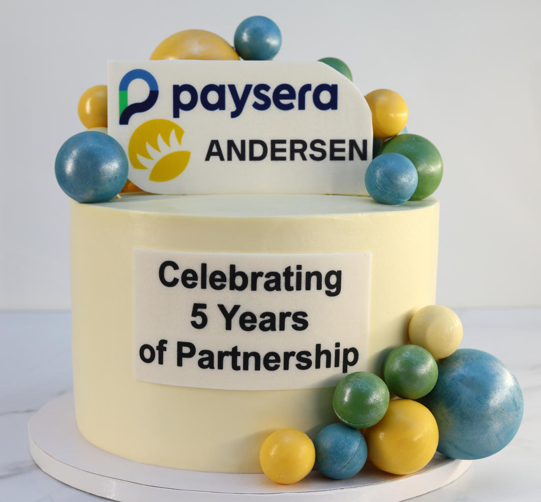 Tortas su įmonių logotipais