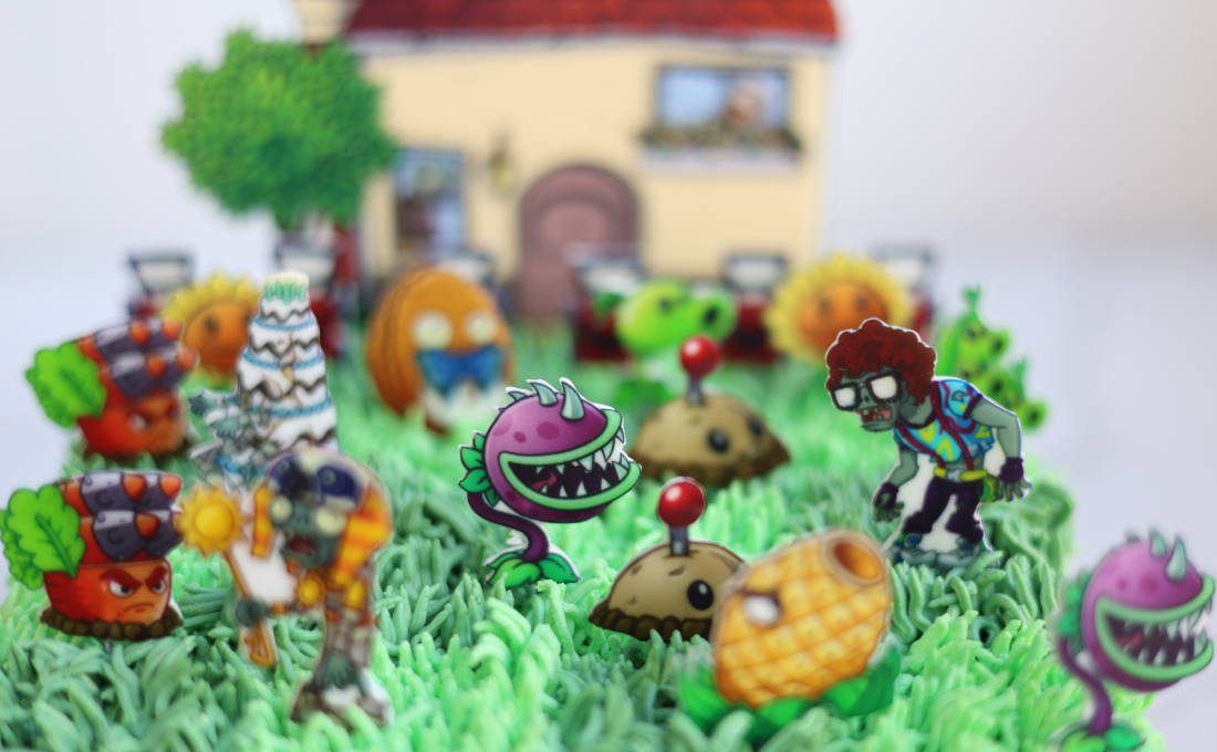 Plants and zombies on the birthday cake