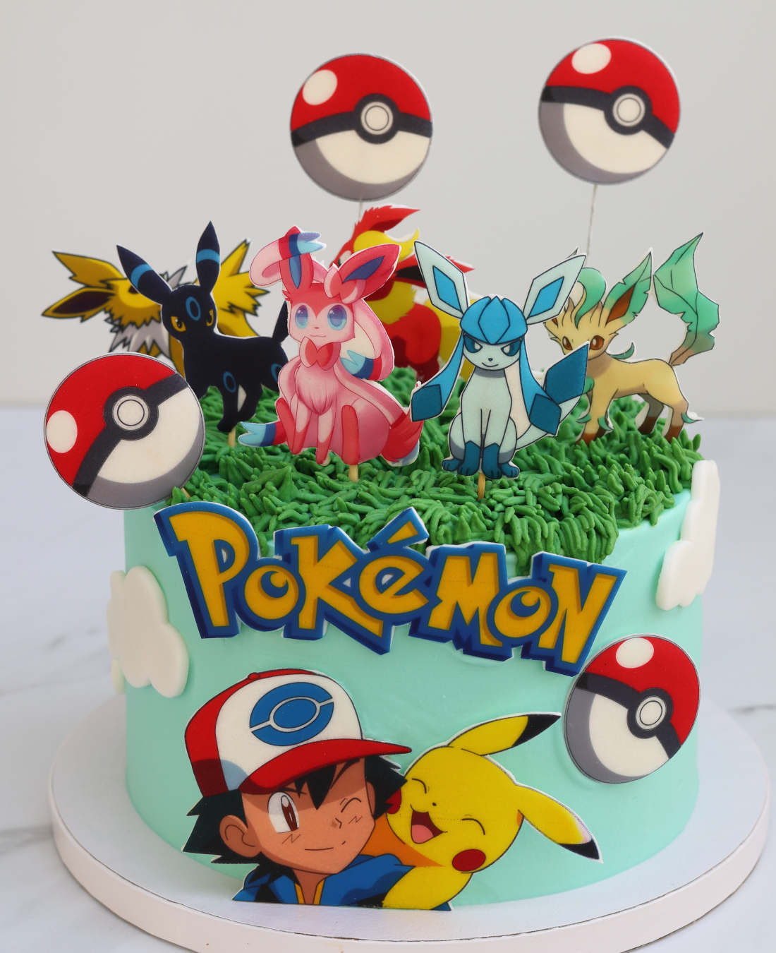 Pikachu ir kiti pokemonai ant torto su Poké kamuoliais