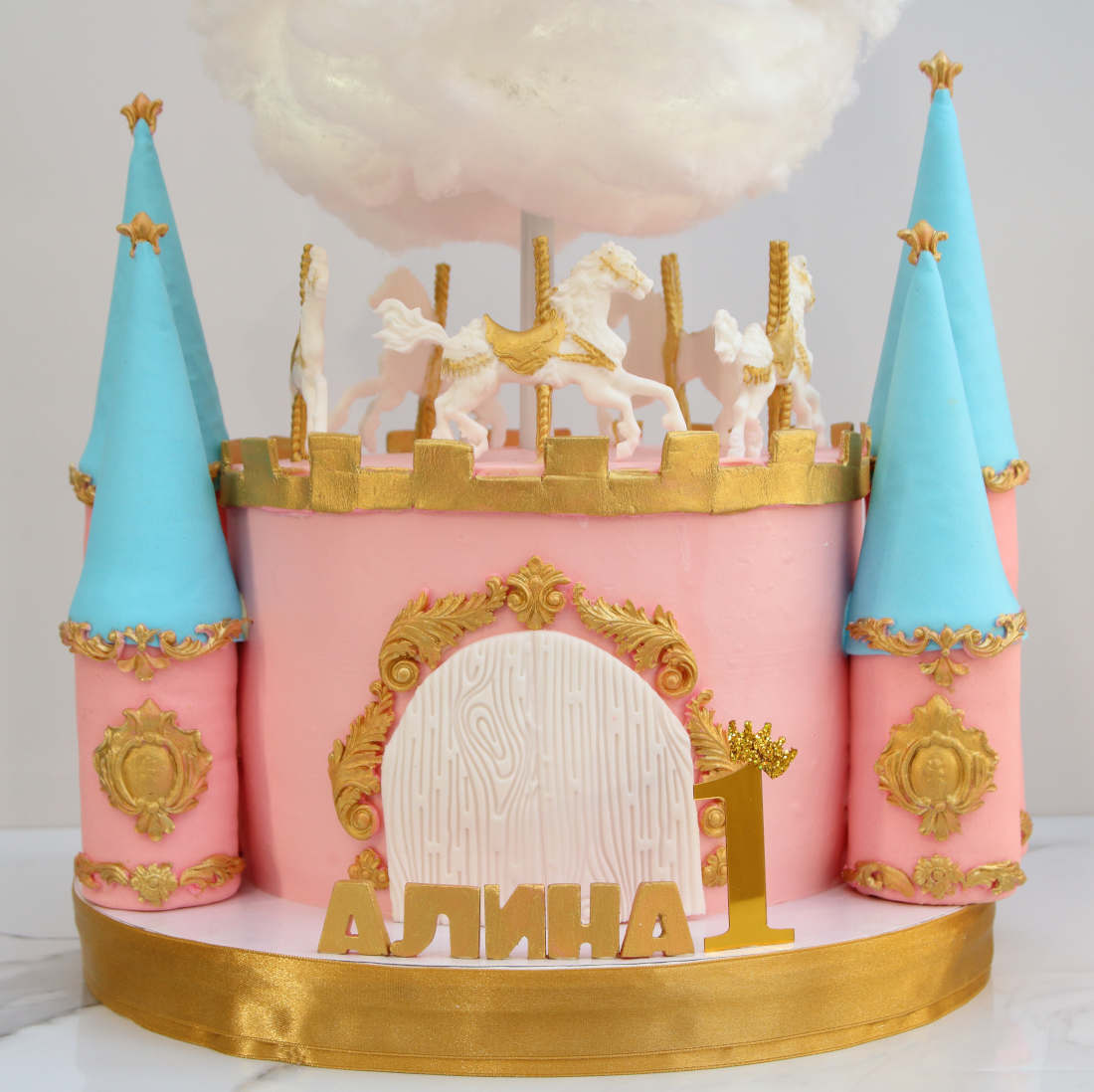 Karuselė ant torto, pilies vartai, mergaitės vardas ir amžius