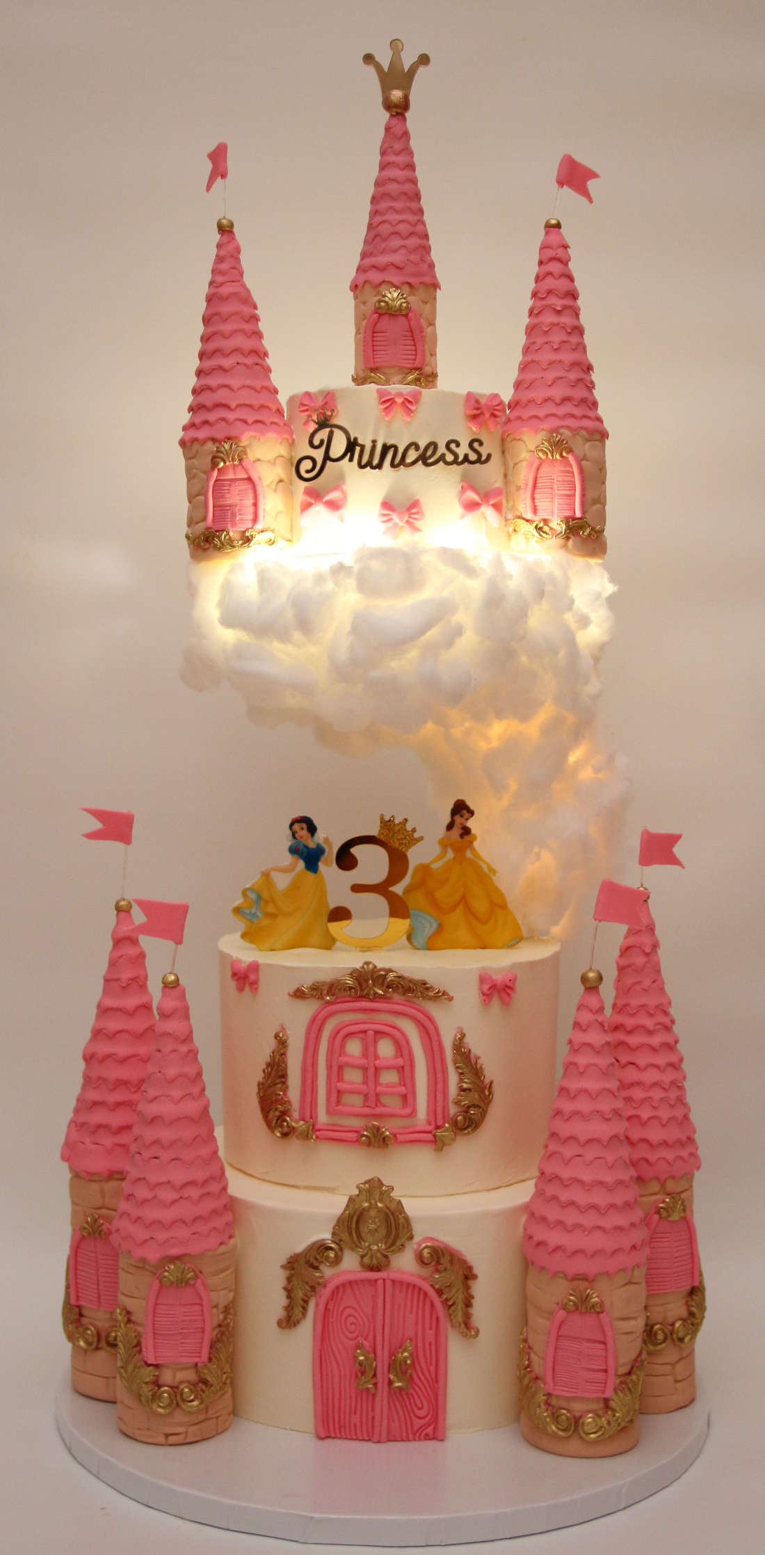 Trijų pakopų pilis tortas su LED apšvietimu
