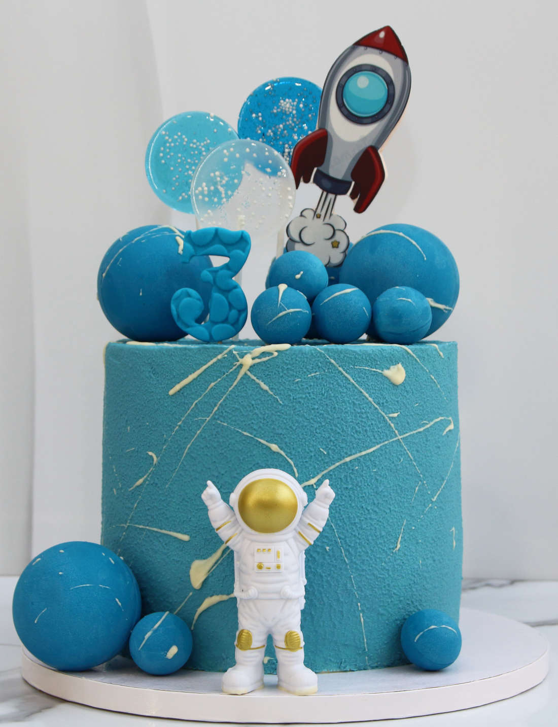 Cake with a rocket and an astronaut in a spacesuit