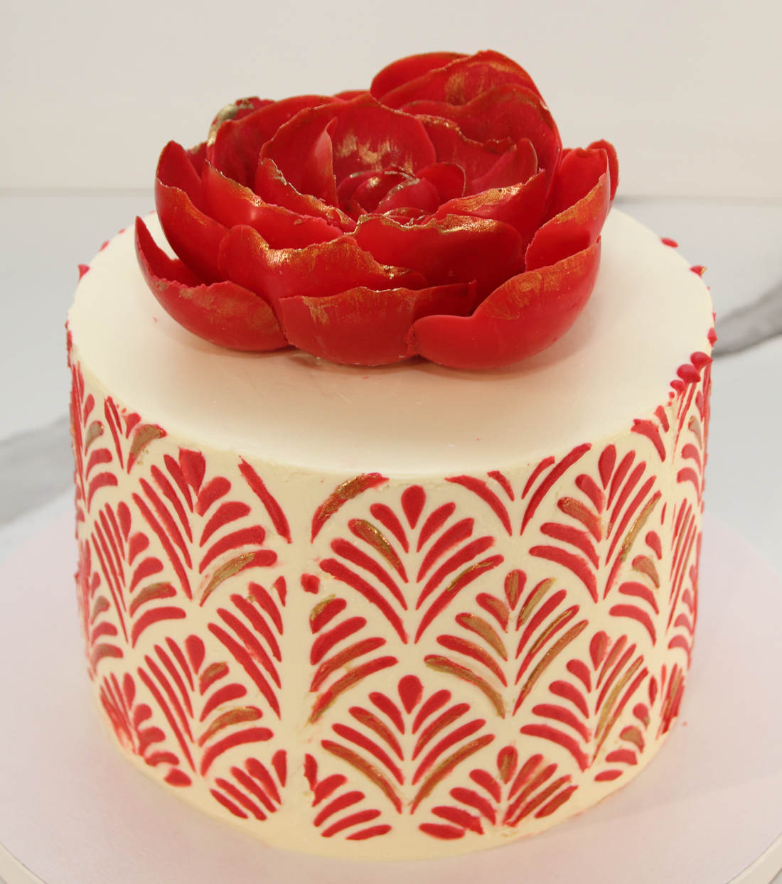 Tortas su raštu ir didele raudona gėle iš šokolado moteriai