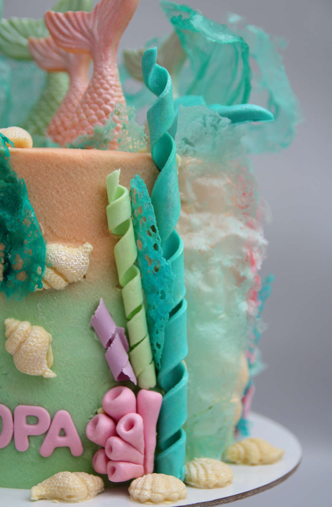 Cake decoration with corals and mother of pearl shells