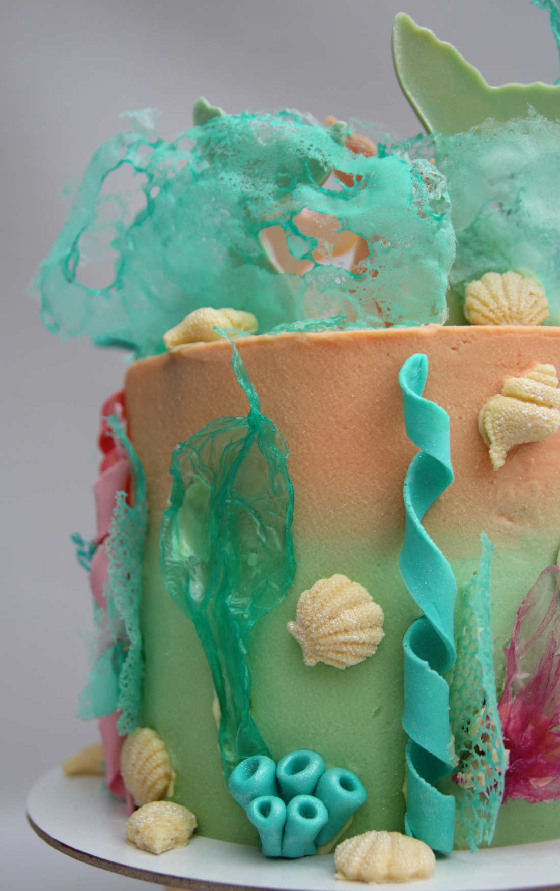 Waves and sea foam on the cake