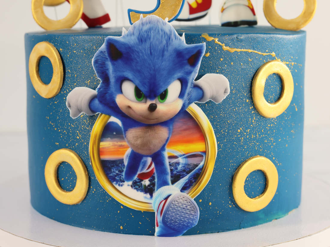 Sonic and the golden rings on the cake