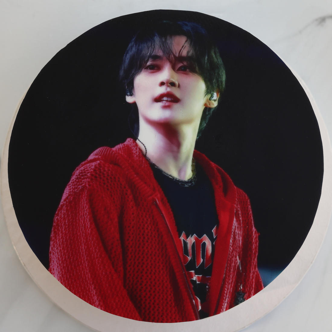 Photo of a Stray Kids member on the cake for a girl