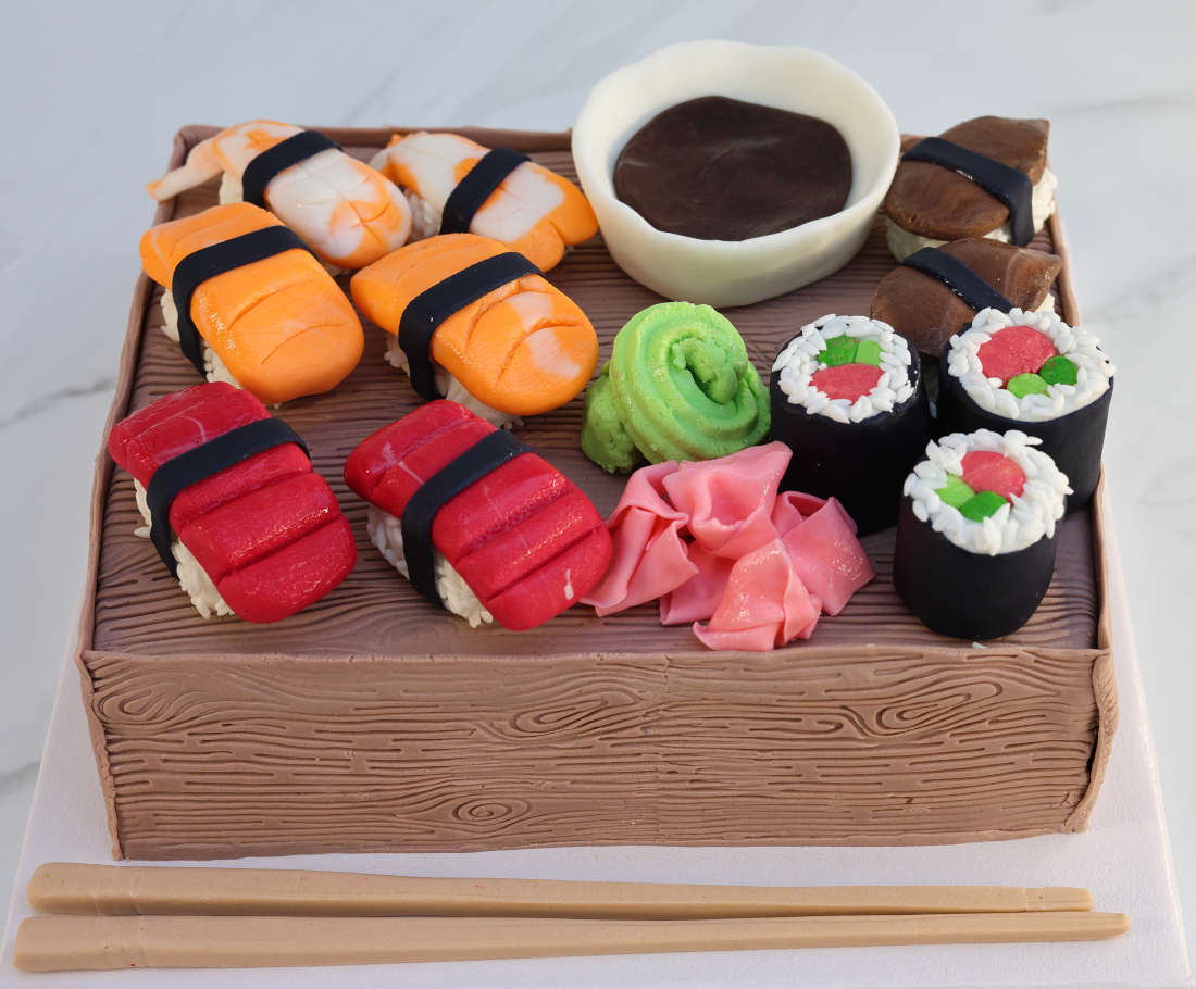Realistiškas suši tortas su saldžiu imbieru, wasabi ir sojos padažu