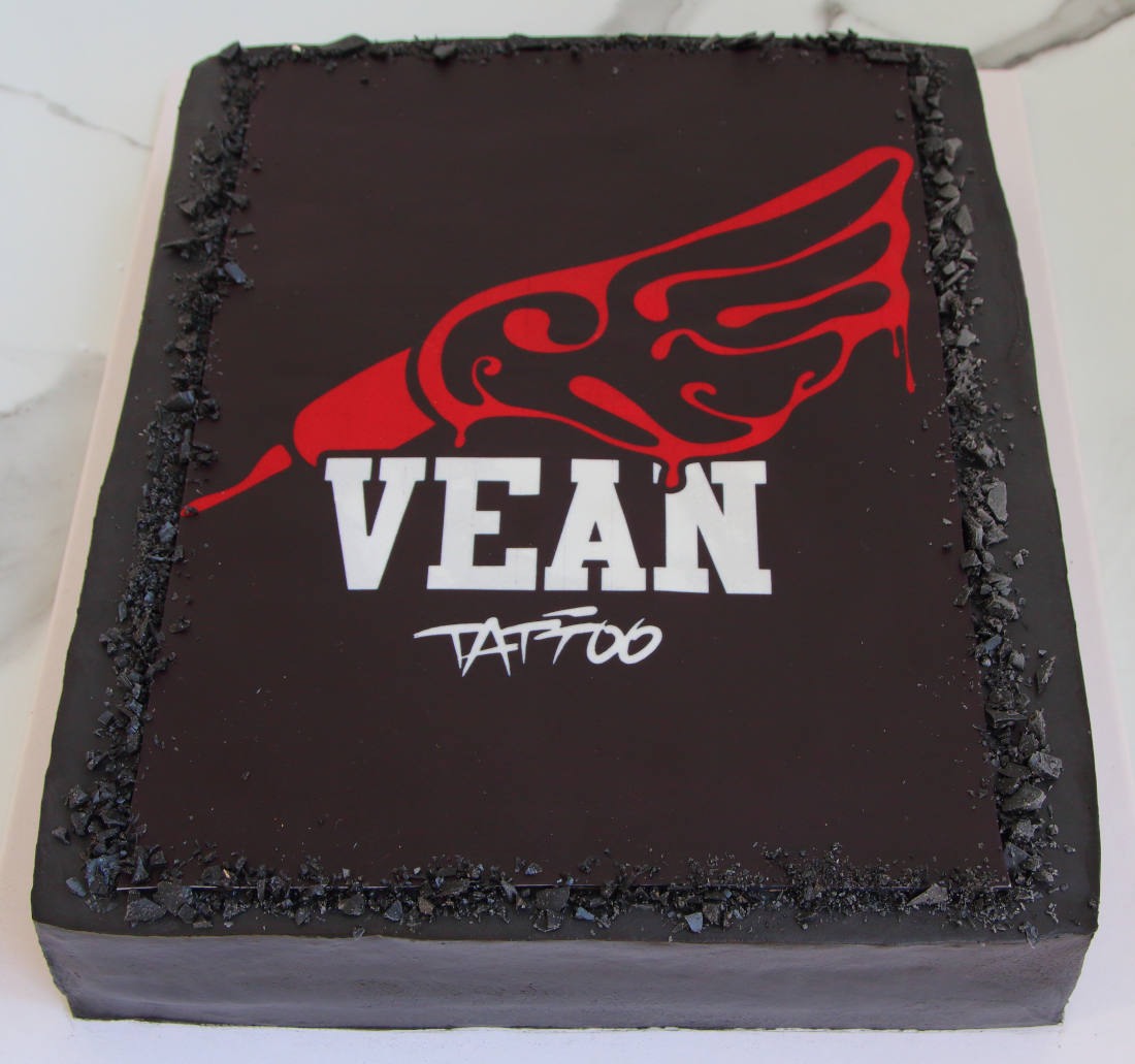 Juodas tortas su įmonės logotipu