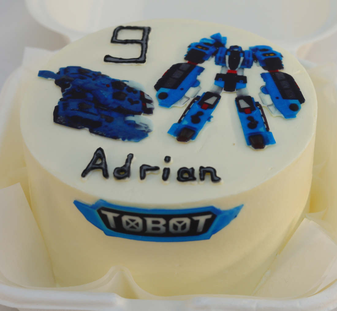 Bento cake with Tobot transformer