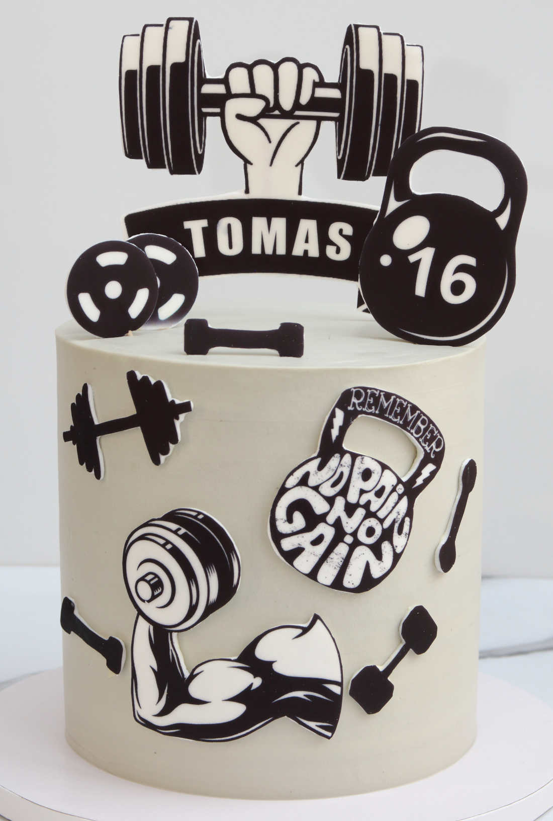Tortas su hanteliais, svarmenimis ir štangų blynais