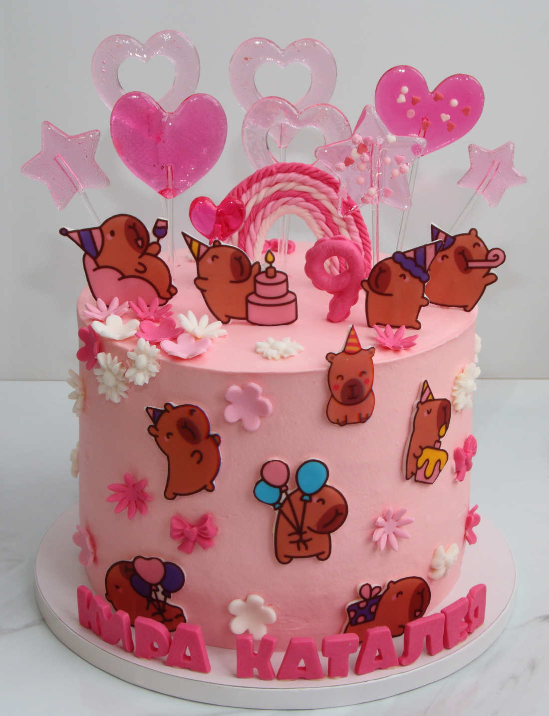 Cake with capybaras celebrating the birthday