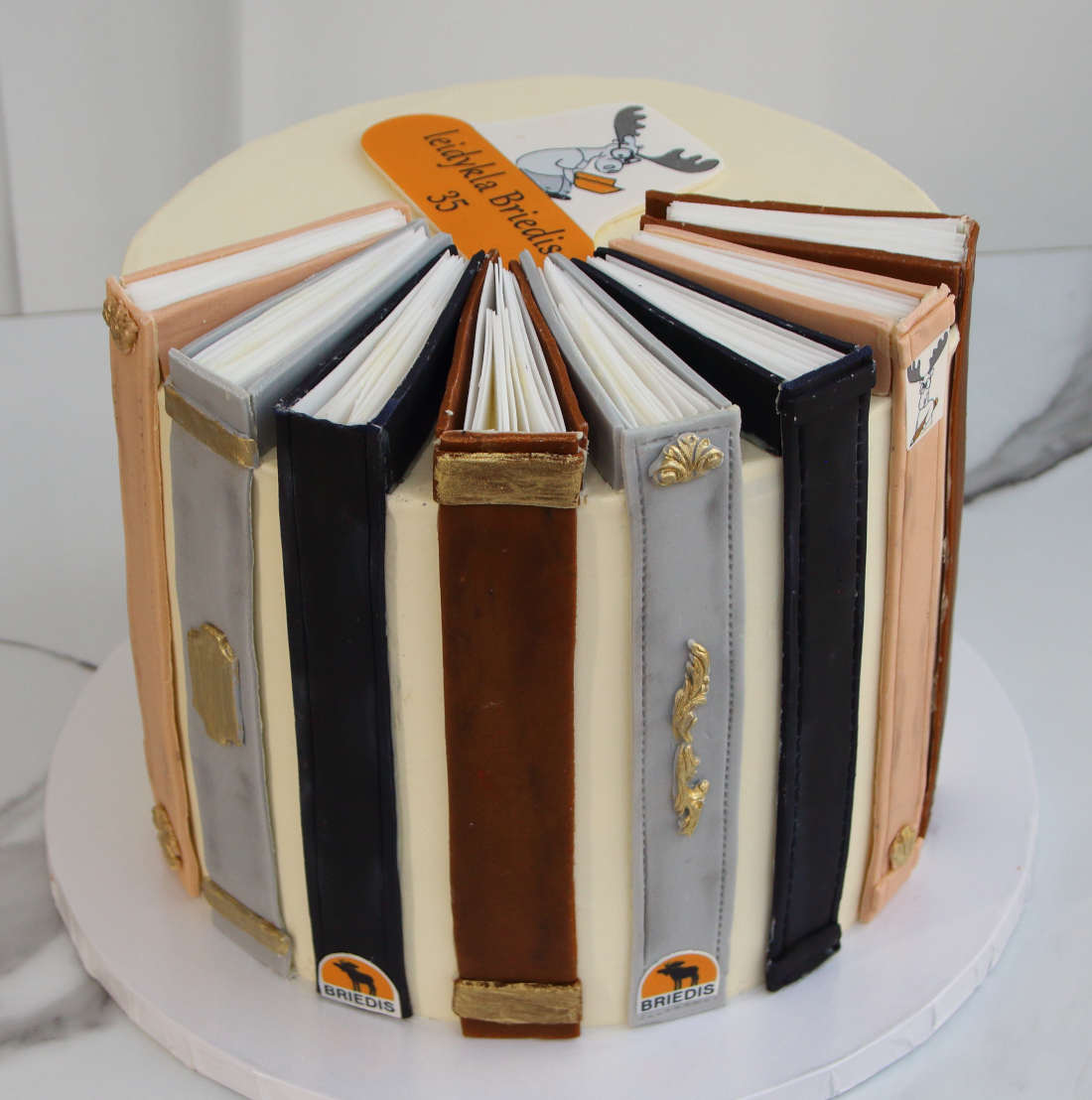 Tortas su knygomis įmonei be cukraus