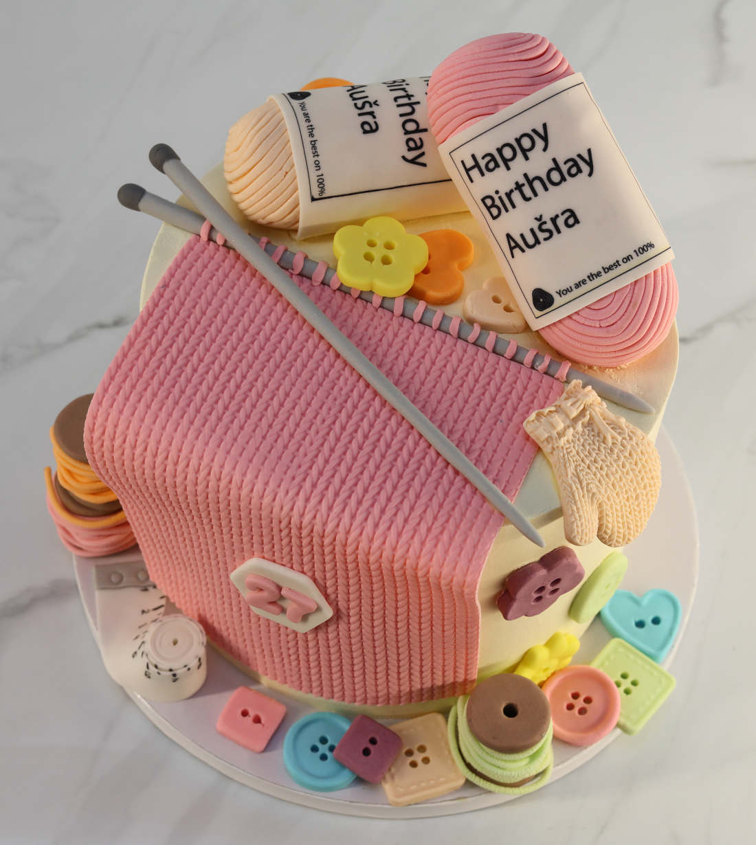 Tortas su sagomis ir siuvinėjimais rankdarbių mėgėjai Vilniuje