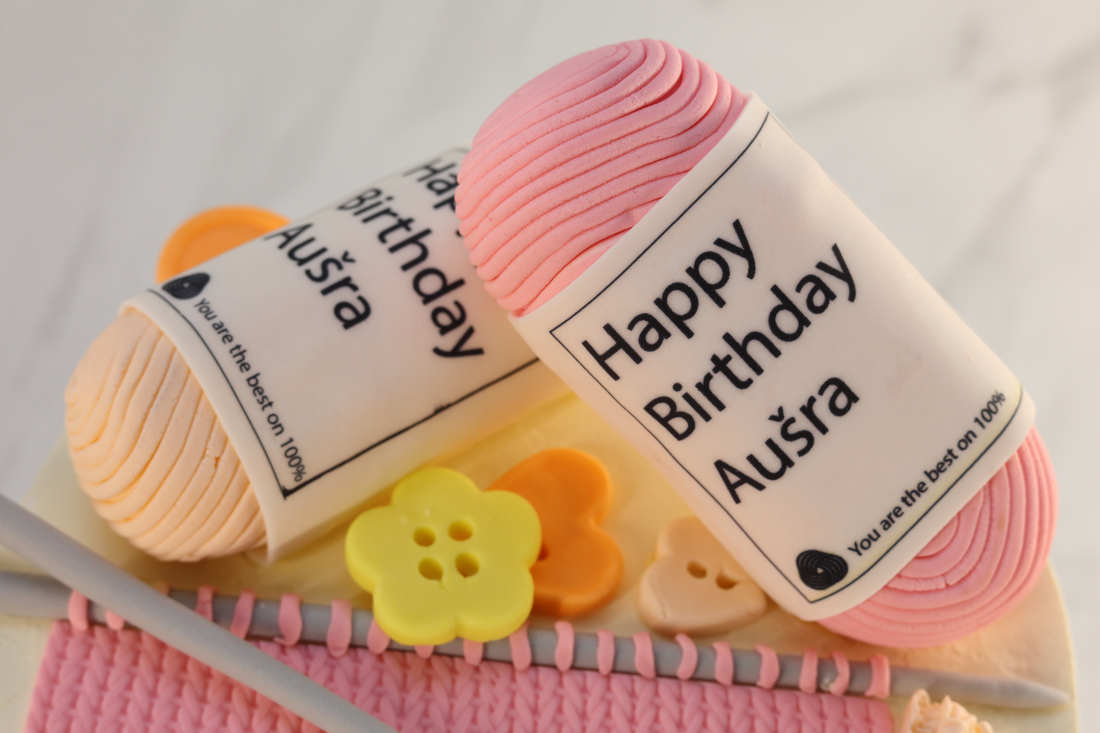 Užrašas ant torto su verpalais: Happy Birthday. You are the best on 100%