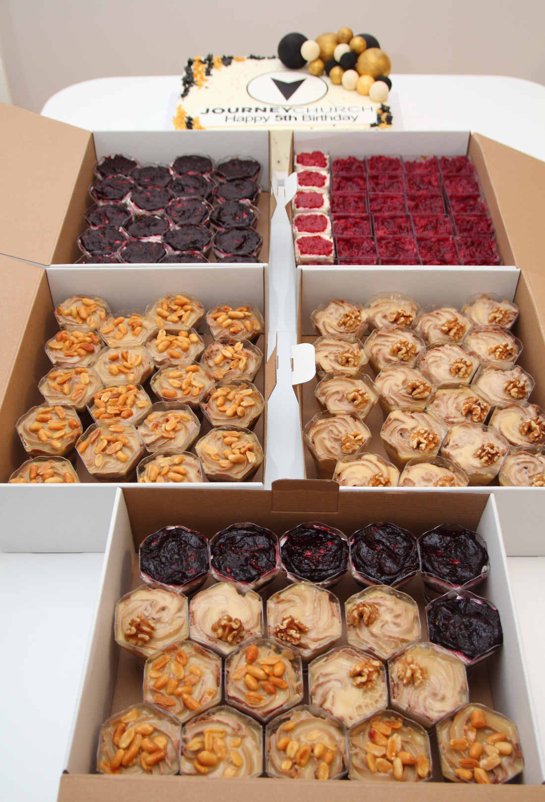 Торт и трайфлы для проведения праздничного мероприятия в компании