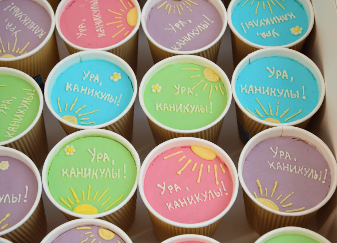 Трайфлы с надписью Ура, каникулы