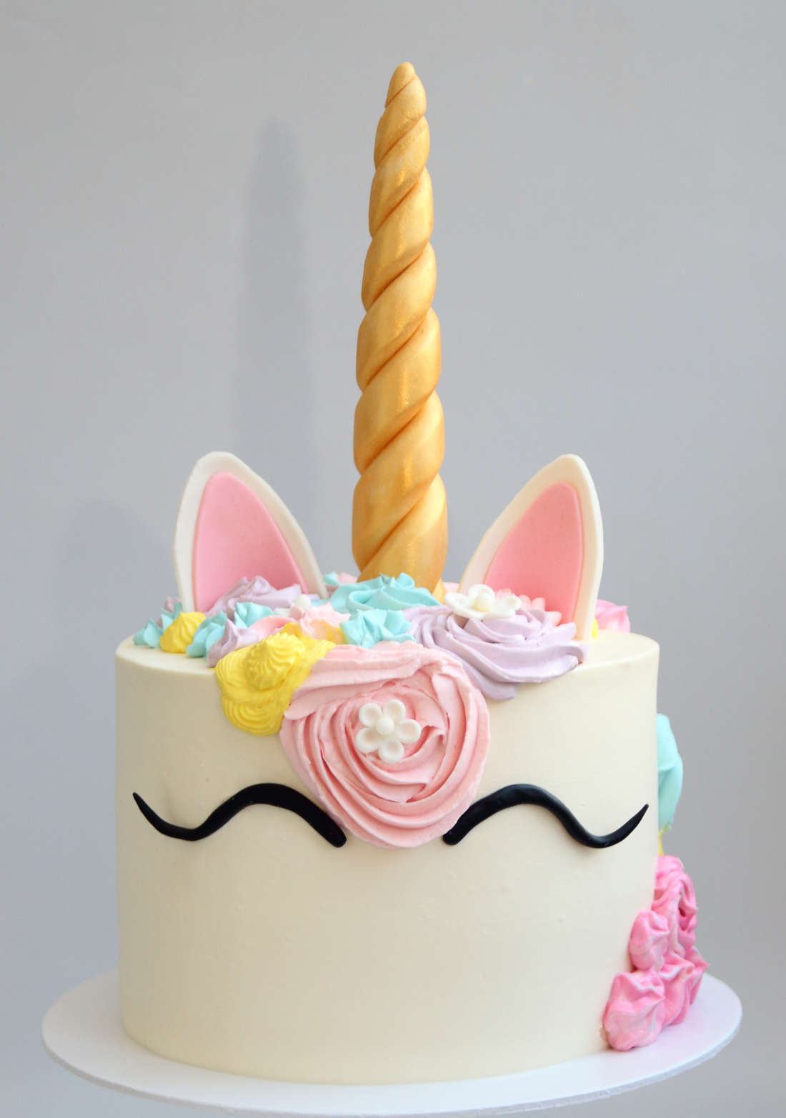 Cake with unicorn horn