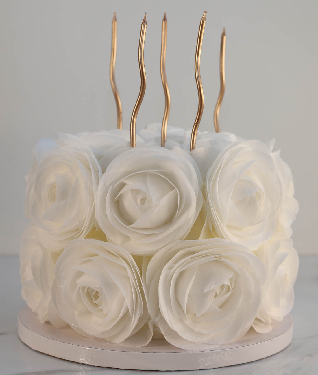 Cake with white roses made of wafer paper