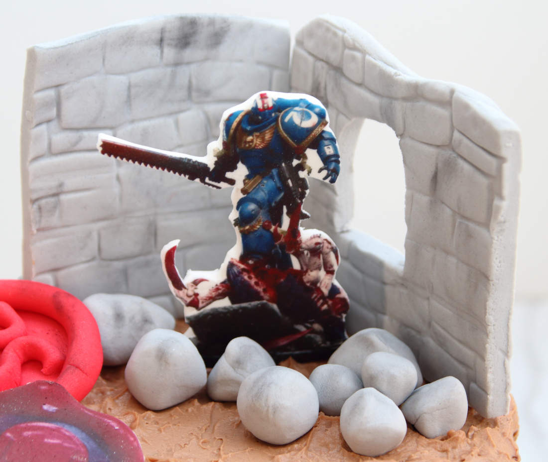 Lieutenant Titus from the game Warhammer 40,000: Space Marine on the cake