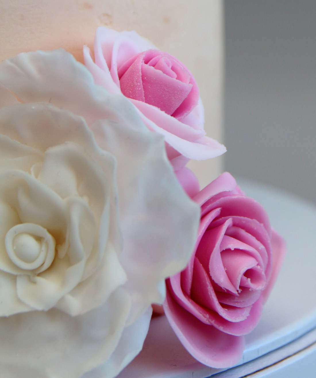 Rožės iš fondanto ant gimtadienio torto