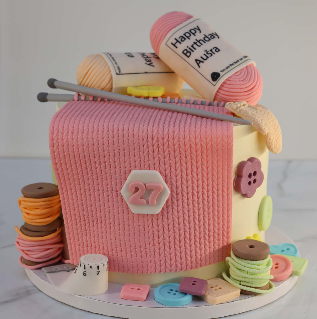 Tortas iš cukraus masės su vilna ir megztuvų adatėlėmis