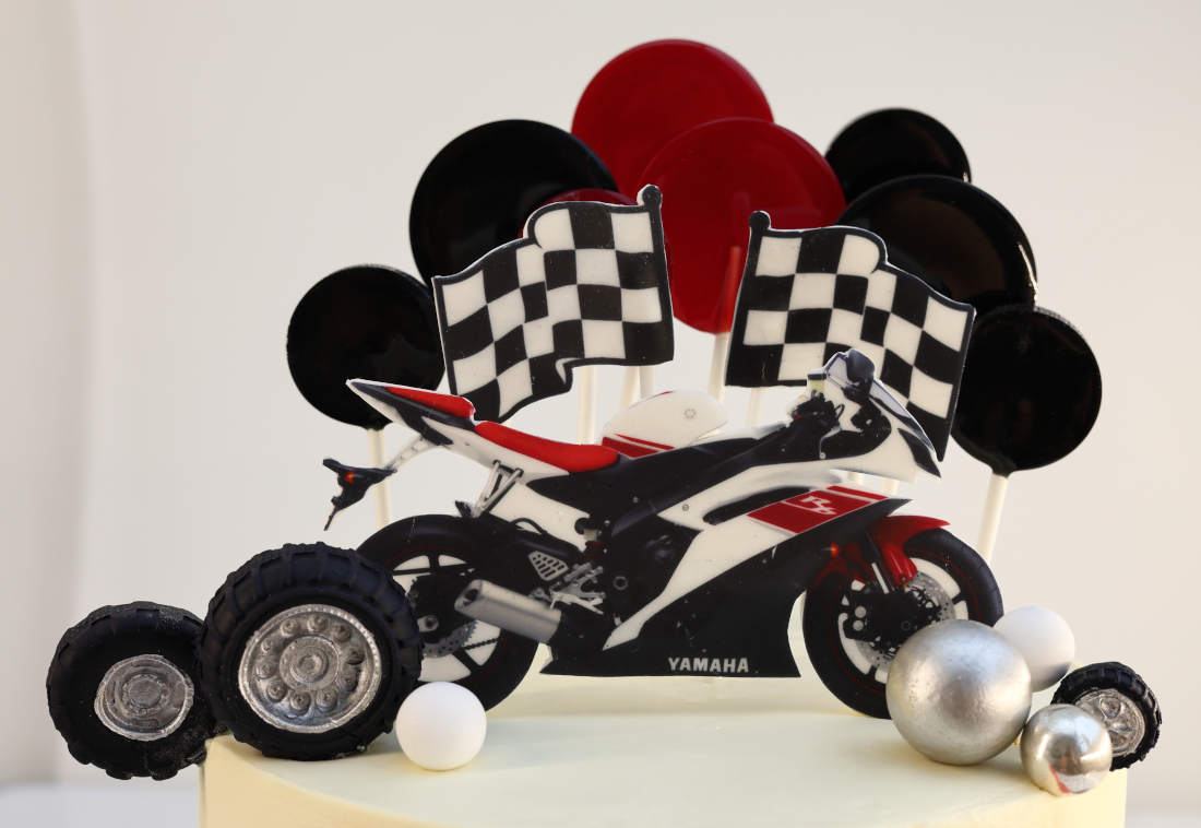 Cake with the motorcycle and lollipops