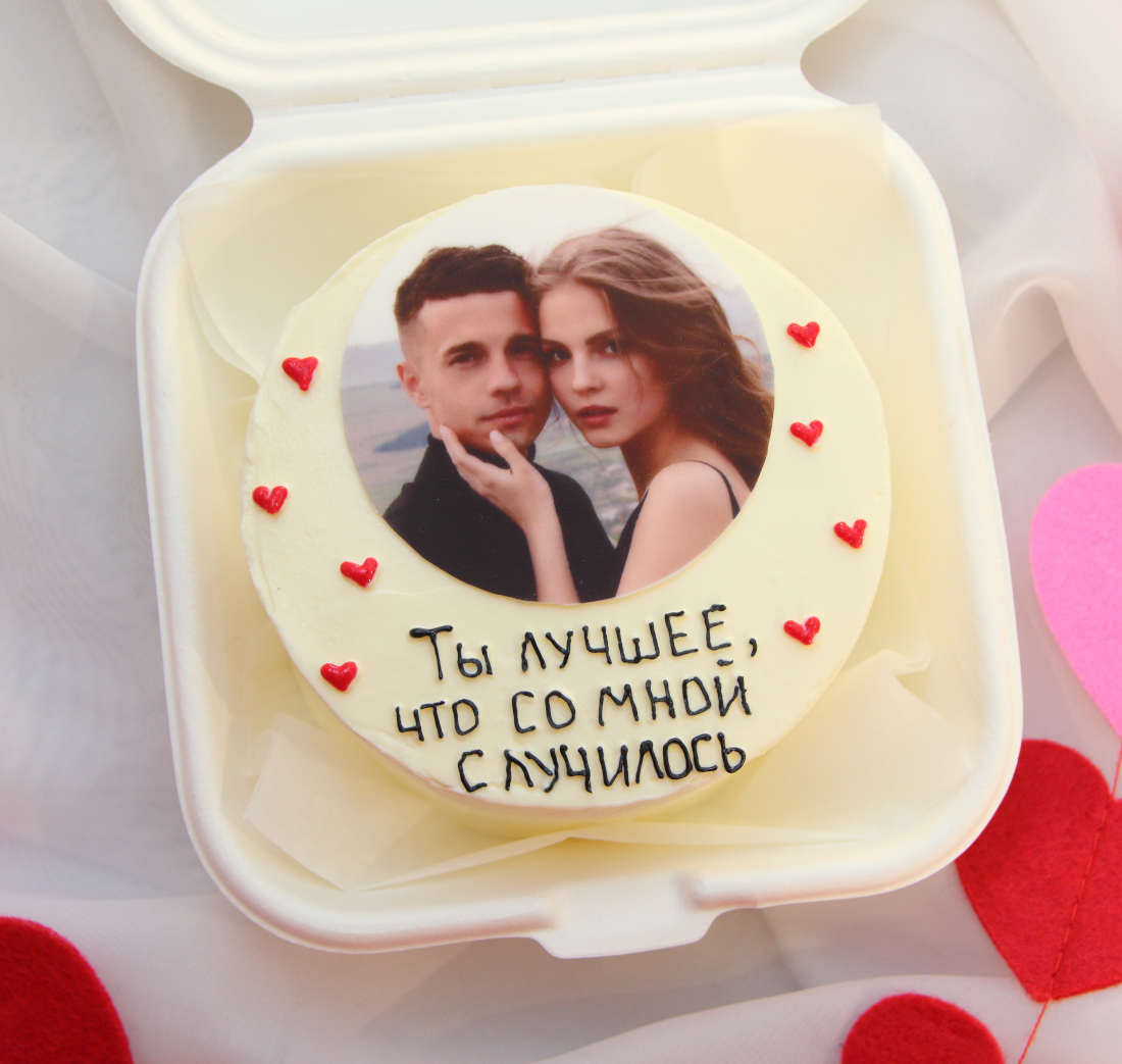 Edible photos of lovers on a cake
